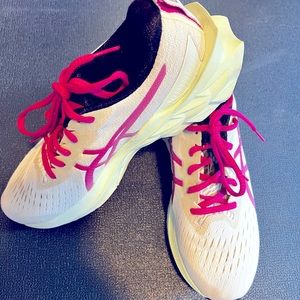 ASICS Novablast 2 Women’s 9.5.